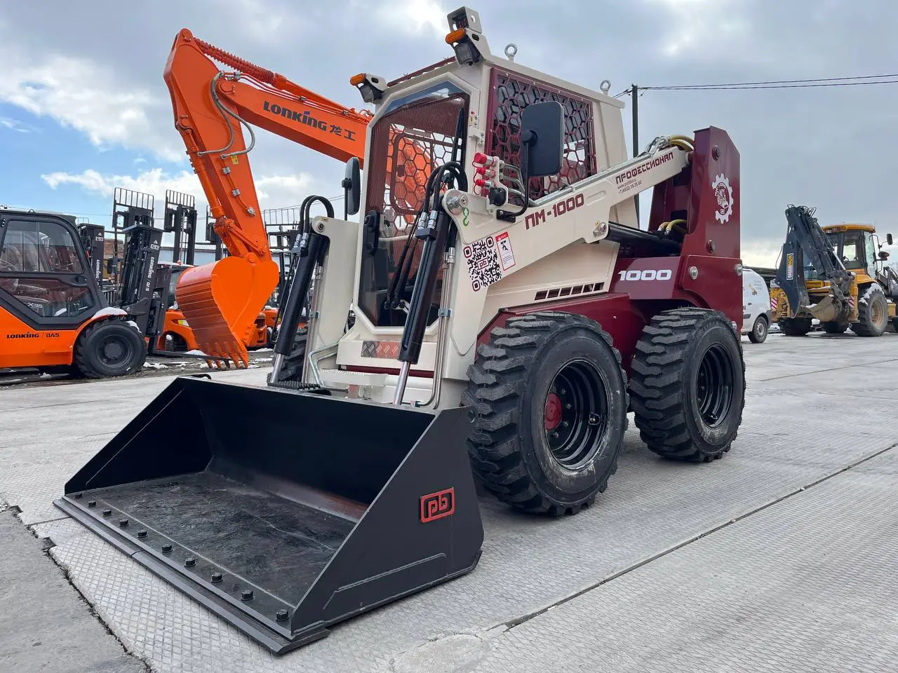 На склад поступили новые универсальные мини-погрузчики российского производства, модель ПМ-1000 На склад поступили новые универсальные мини-погрузчики российского производства, модель ПМ-1000